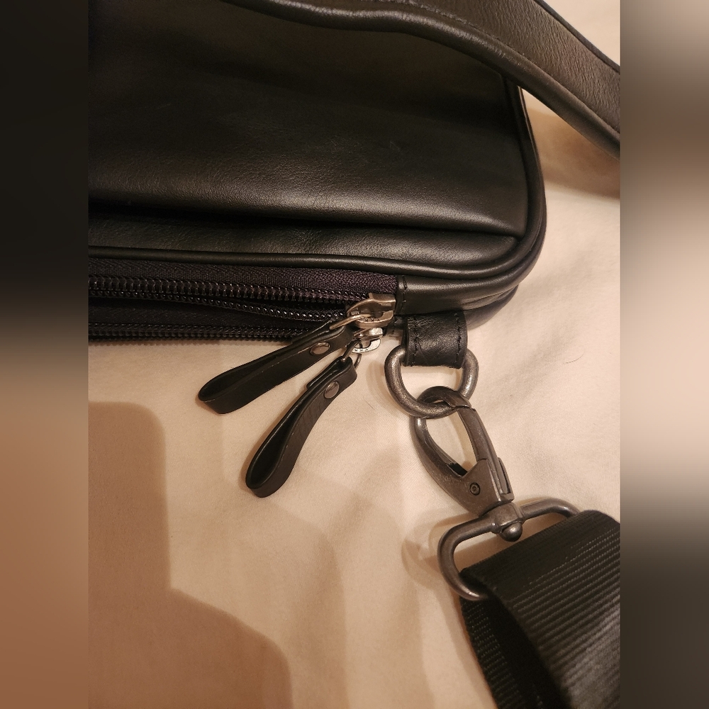 United Leather New York Sling Bag - Picture 5 of 7